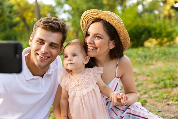 Bella Giovane Famiglia Con Bambina Che Trascorre Del Tempo Insieme — Foto Stock