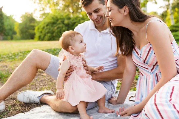 陽気な若い家族はピクニック 公園で一緒に時間を過ごす小さなの赤ちゃん女の子と — ストック写真