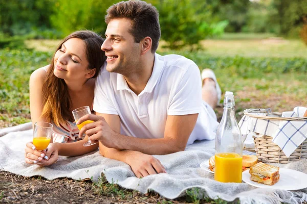 Happy Young Couple Spending Good Time Together Having Picnic Park — Stock Photo, Image