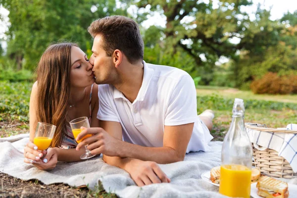 Smiling Young Couple Spending Good Time Together Having Picnic Park — Stock Photo, Image