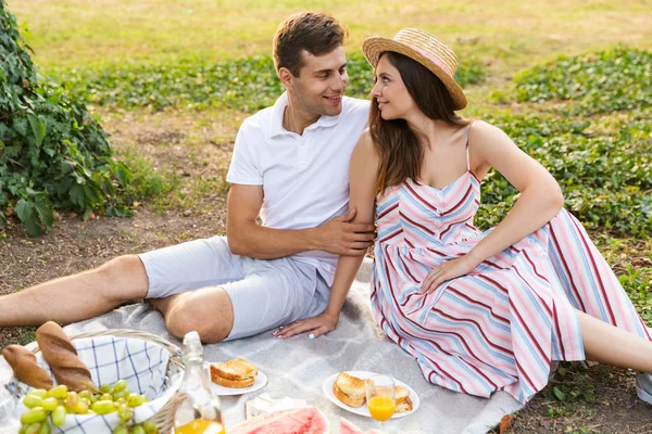 Smiling Young Couple Spending Good Time Together Having Picnic Park — Stock Photo, Image