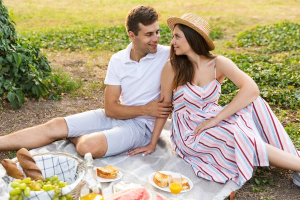 Leende Unga Paret Spenderar Tid Tillsammans Att Picknick Parken — Stockfoto