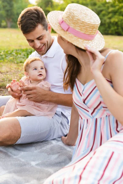 Linda Familia Joven Con Una Niña Pequeña Pasando Tiempo Juntos — Foto de Stock