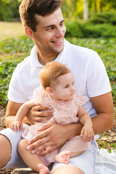 Feliz Jovem Pai Brincando Com Sua Filhinha Parque — Fotografia de Stock