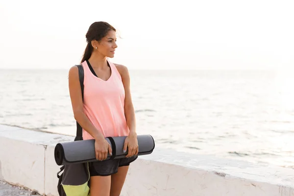 Sonriente Joven Deportista Sosteniendo Alfombra Fitness Pie Aire Libre Playa — Foto de Stock