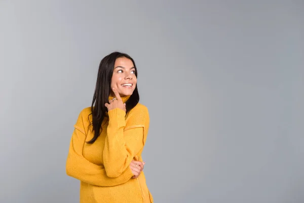 Retrato Uma Jovem Sorridente Vestida Suéter Isolado Sobre Fundo Cinza — Fotografia de Stock