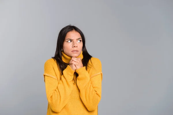 Porträtt Fryst Ung Kvinna Klädd Tröja Står Isolerade Över Grå — Stockfoto