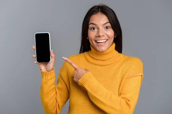 Portret Van Een Gelukkig Casual Jonge Vrouw Geïsoleerd Grijze Achtergrond — Stockfoto