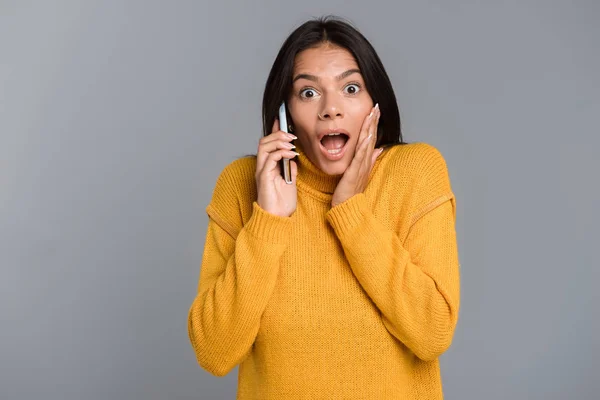 Image Une Femme Surprise Choquée Posant Isolée Sur Fond Mur — Photo