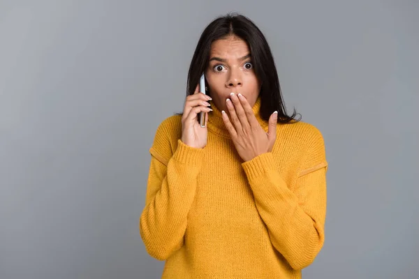 Imagem Uma Mulher Surpresa Chocada Posando Isolado Sobre Fundo Parede — Fotografia de Stock