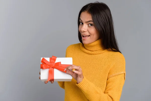 Beeld Van Een Gelukkig Opgewonden Vrouw Poseren Geïsoleerd Grijs Muur — Stockfoto