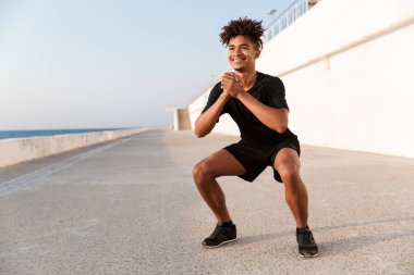 Sahilde açık havada egzersiz yapmak imge-in yakışıklı genç adam sporcu.