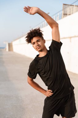 Sahilde açık havada egzersiz yapmak imge-in yakışıklı genç adam sporcu.