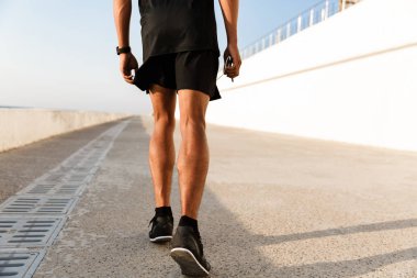 Açık havada yürüyüş koşma sahilde bir genç adam sporcu fotoğraf kırpılmış.