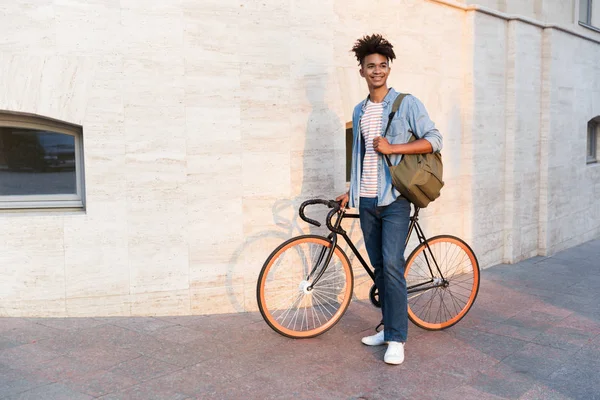 Foto Von Fröhlichen Jungen Afrikaner Fuß Mit Dem Fahrrad Freien — Stockfoto