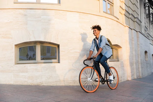 Imagem Jovem Africano Feliz Andando Bicicleta Livre Rua — Fotografia de Stock