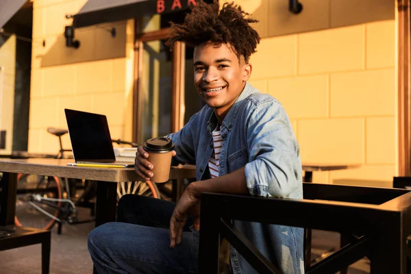 Feliz Joven Africano Sentado Café Aire Libre Sosteniendo Taza Café — Foto de Stock