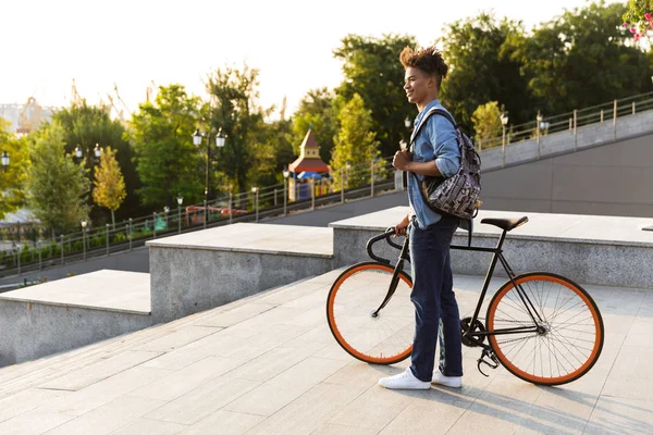 Sonriente Joven Africano Aire Libre Caminando Con Bicicleta —  Fotos de Stock