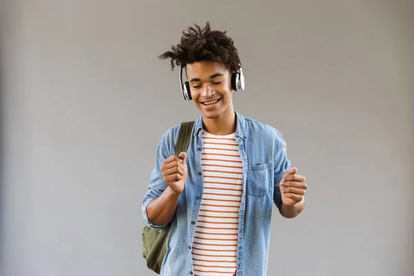 Leende Ung Afrikansk Man Med Ryggsäck Utomhus Lyssna Musik Med — Stockfoto