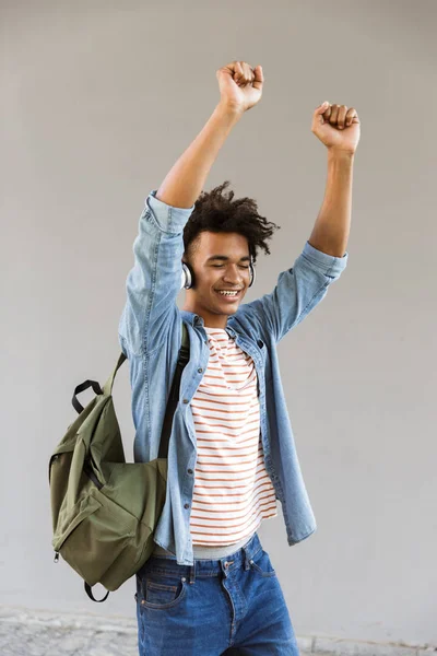 Emocionado Joven Africano Con Mochila Aire Libre Escuchando Música Con — Foto de Stock