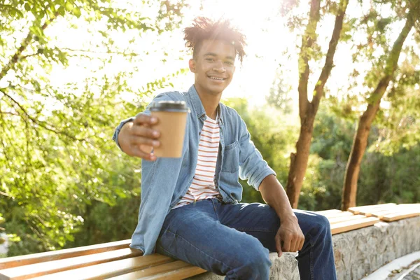 야외에서 커피를 공원에 잘생긴 아프리카 남자의 이미지 — 스톡 사진