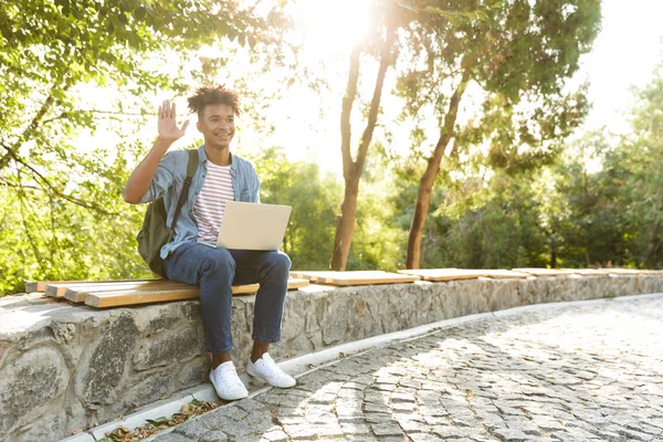 Imagem Belo Jovem Africano Emocional Parque Livre Usando Computador Portátil — Fotografia de Stock