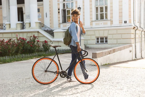 Imagem Jovem Africano Animado Alegre Andando Livre Com Bicicleta Rua — Fotografia de Stock