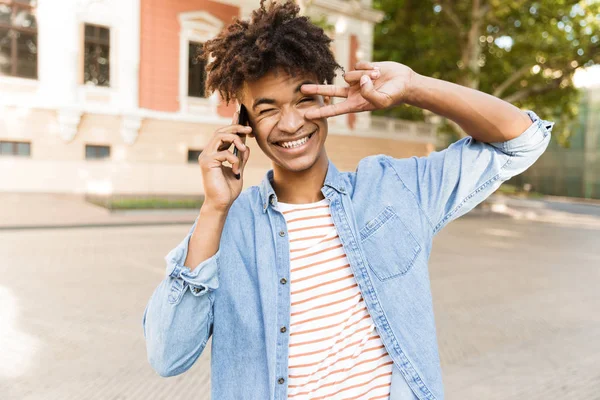 Sonriendo Joven Africano Aire Libre Hablando Por Teléfono Móvil — Foto de Stock