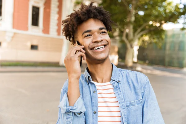 Opgewonden Jonge Afrikaanse Man Buitenshuis Praten Mobiele Telefoon — Stockfoto