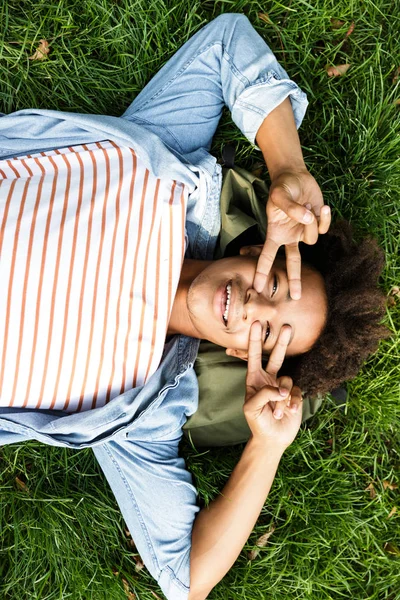 Ovanifrån Glad Ung Tonårspojke Handpåläggning Ett Gräs Visar Fred Gest — Stockfoto