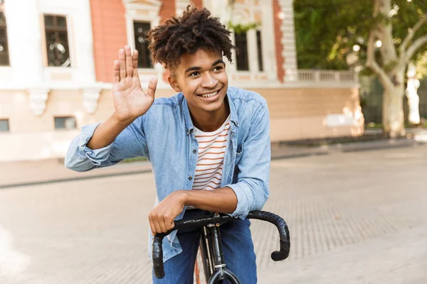 Sonriendo Joven Africano Aire Libre Montando Bicicleta Saludando — Foto de Stock
