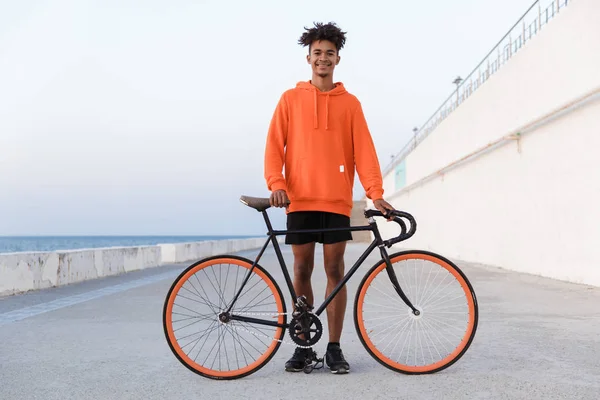 Образ Молодого Щасливого Веселого Спортивного Хлопця Відкритому Повітрі Пляжі Велосипедом — стокове фото