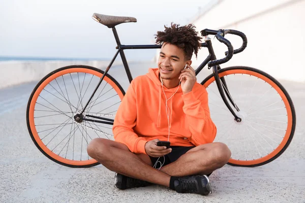 Image Young Sports Guy Outdoors Beach Bicycle Using Mobile Phone — Stock Photo, Image