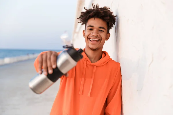 Image Young Sports Guy Outdoors Beach Drinking Water Holding Bottle — Stock Photo, Image