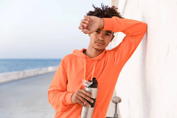 Image Young Sports Guy Outdoors Beach Drinking Water Holding Bottle — Stock Photo, Image