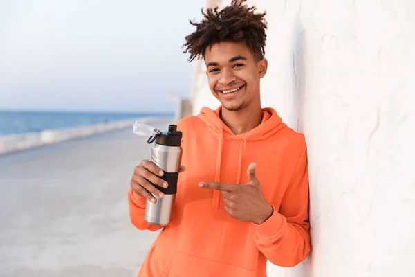 Image Young Sports Guy Outdoors Beach Drinking Water Holding Bottle — Stock Photo, Image