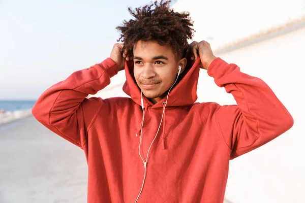 Close Handsome Young African Teenager Dressed Hoodie Standing Beach Listening — Stock Photo, Image