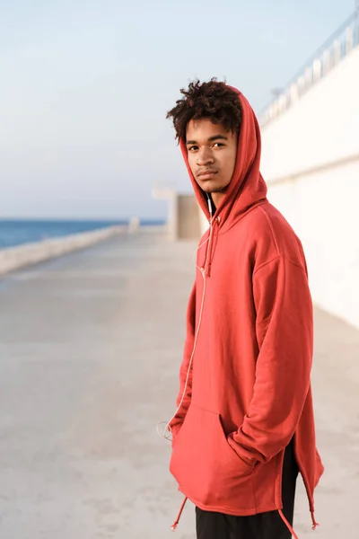 Image Jeune Homme Africain Sportif Plein Air Sur Plage Regardant — Photo