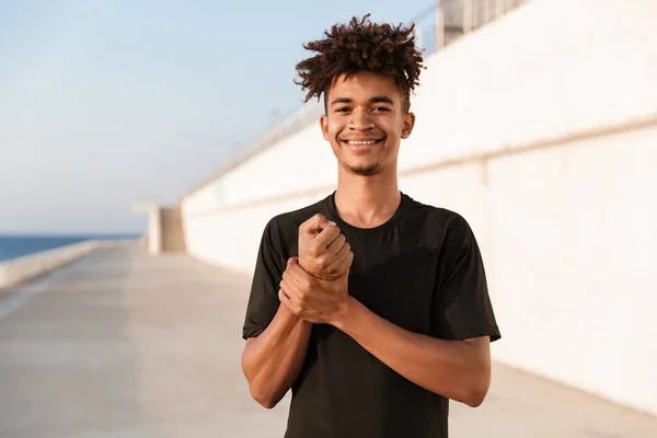 Gambar Pemuda Tampan Olahragawan Berpose Luar Ruangan Pantai — Stok Foto