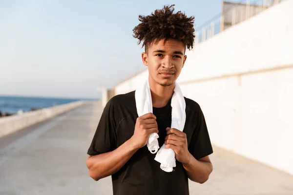 Gambar Pemuda Tampan Olahragawan Berdiri Dengan Handuk Terbuka Pantai — Stok Foto