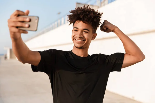 Smiling Pemuda Afrika Olahragawan Berdiri Pantai Mengambil Selfie Dengan Ponsel — Stok Foto