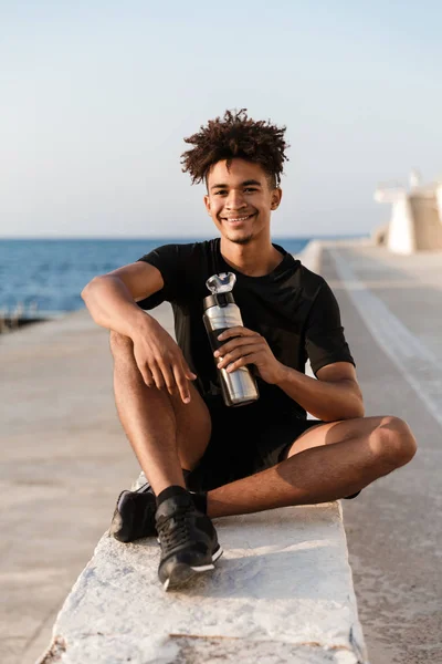 Image Handsome Young Guy Sportsman Sitting Outdoors Beach Drinking Water — Stock Photo, Image