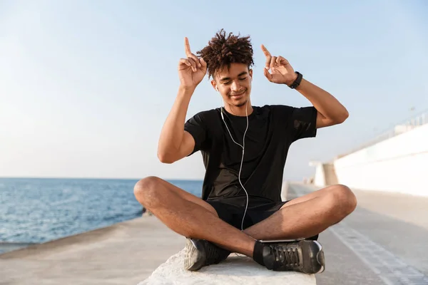 Smiling Young African Teenager Beach Listening Music Earphones Dancing — Stock Photo, Image