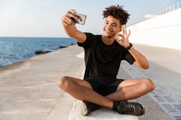 幸せな若いアフリカ スポーツマンのビーチで撮影を Selfie のジェスチャーを示す — ストック写真