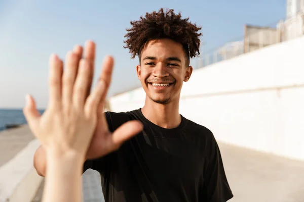 Photo Young Happy Guy Sportsman Outdoors Beach Gives High Five — Stock Photo, Image