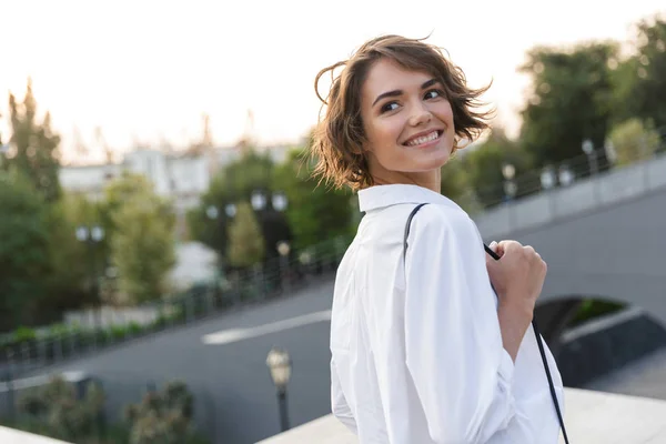 Sorrindo Jovem Mulher Andando Livre Olhando Para Longe — Fotografia de Stock