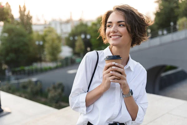 Atractiva Joven Mujer Pie Calle Sosteniendo Una Taza Café —  Fotos de Stock