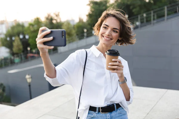 Atractiva Joven Mujer Pie Calle Sosteniendo Una Taza Café Tomando —  Fotos de Stock