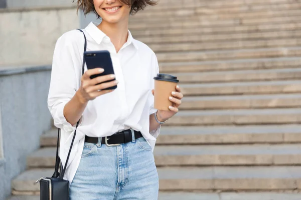 Ořízne Fotografii Mladé Úžasné Ženy Ulici Pomocí Mobilního Telefonu Drží — Stock fotografie