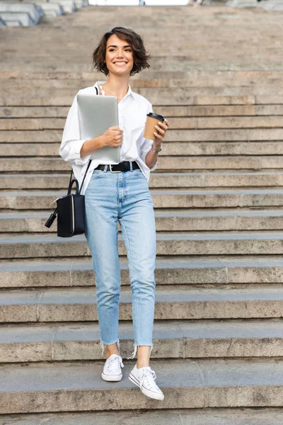 Imagen Joven Alegre Hermosa Mujer Caminando Aire Libre Sosteniendo Computadora —  Fotos de Stock